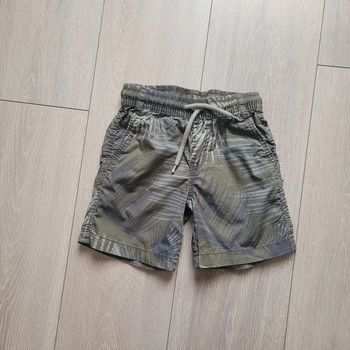 Short vert. Garçon 5 ans. Marque Kiabi