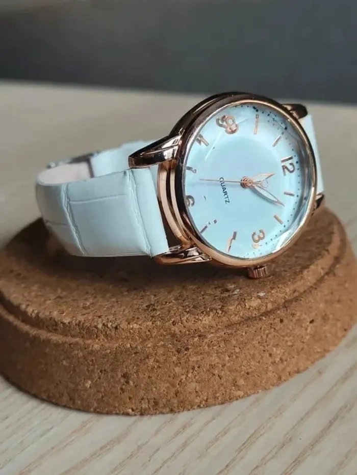 Montre blanche, doré, reliefs, style classique