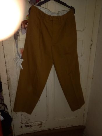 Pantalon de costume t.42 couleur moutarde une mini tache vers le genoux