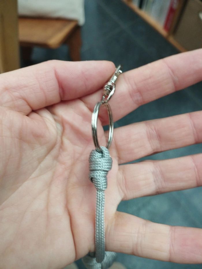 Porte clé en pomme de touline fait main gris - photo numéro 4