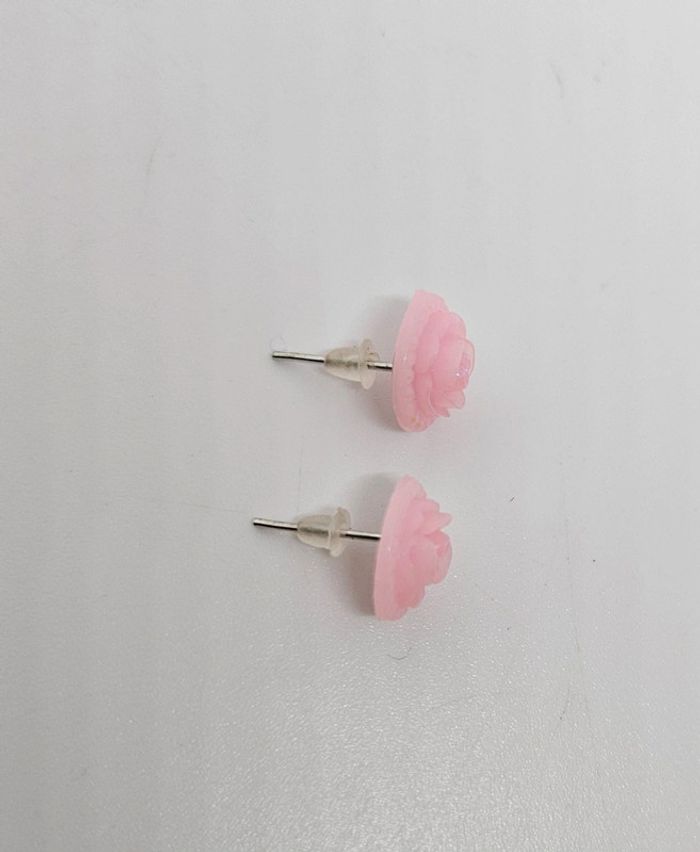 Paire de boucles d'oreilles.
Neuve.
Fleur rose ronde - photo numéro 2