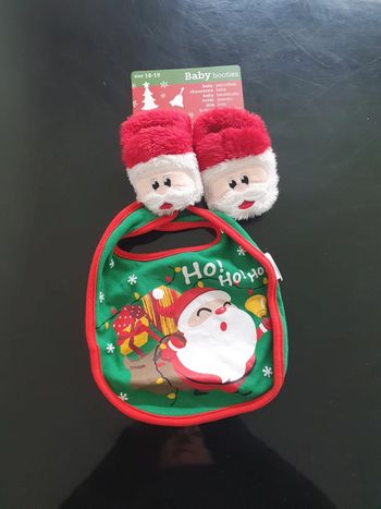 Chaussons père Noël + bavoir