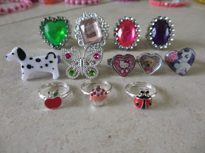 Lot colliers, bracelets, chouchous ressort, bagues - photo numéro 8