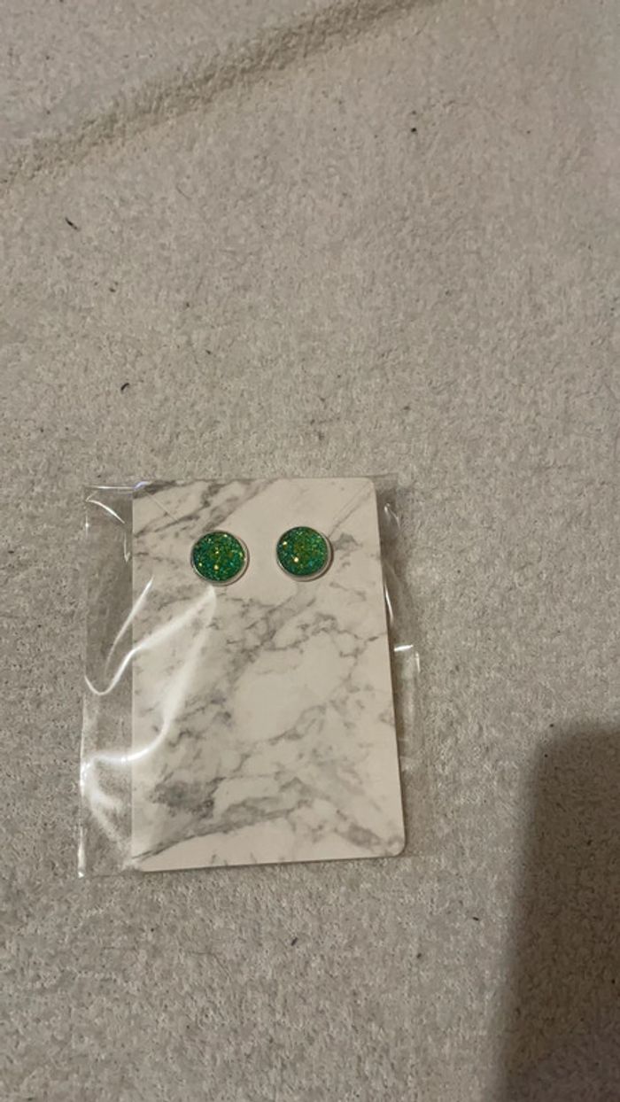 Boucles d’oreilles blanche verte en acier inoxydable