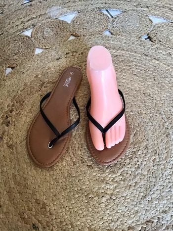 Paire de sandales couleur noir taille 39