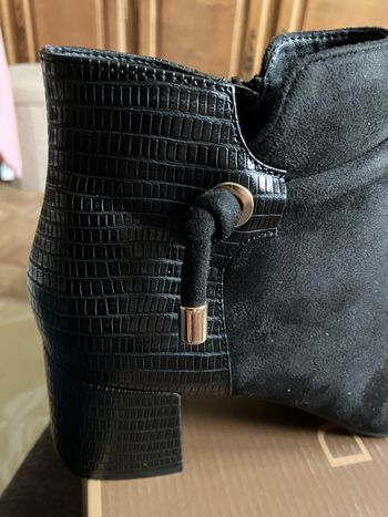 Belles bottines  noires jamais portées taille 39