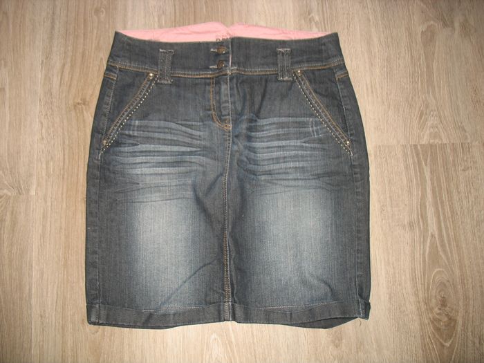 JUPE COURTE EN JEAN BLEU FONCÉ DÉLAVÉ "CACHE CACHE" - TAILLE 40 - n°05 - photo numéro 3