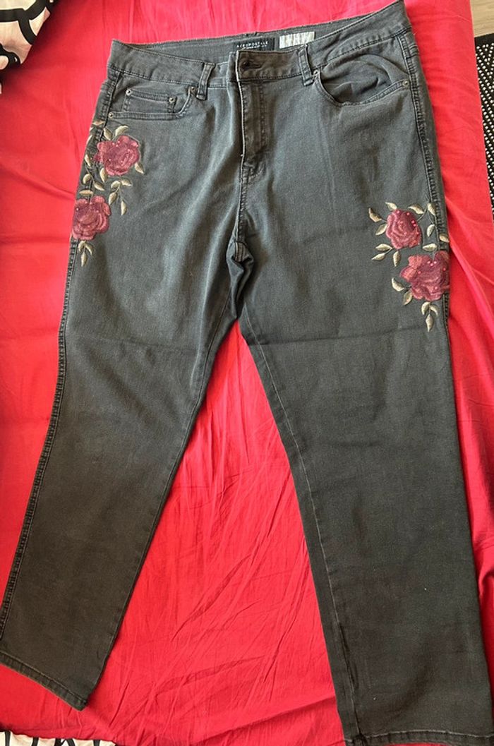 Jean noir avec fleurs brodées