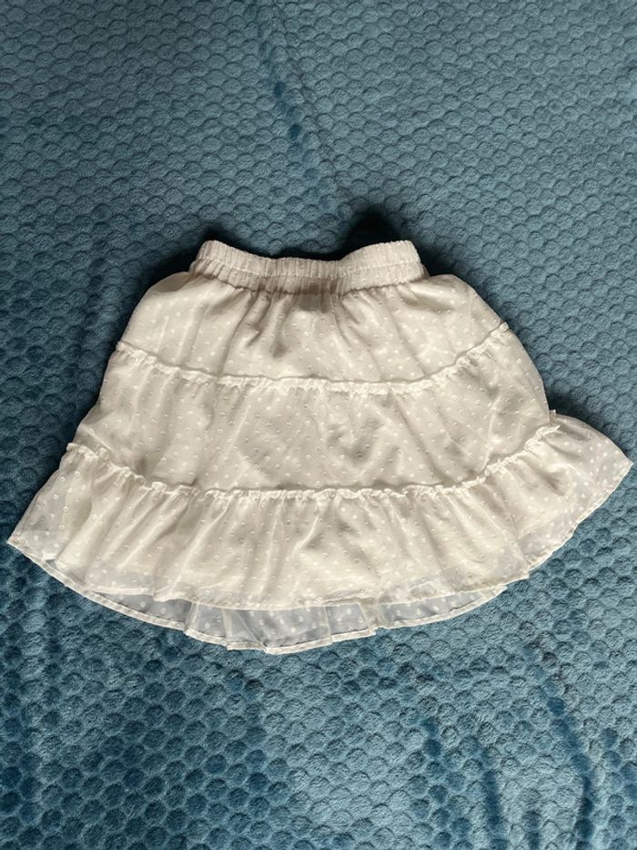 Jupe blanche à volant et pois