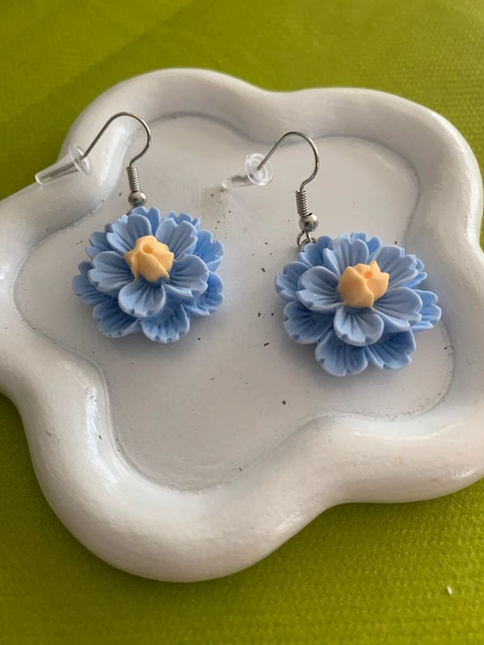 Boucles d’oreilles fleur bleue en résine - photo numéro 2