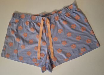 Short mauve imprimé de trèfles orangés