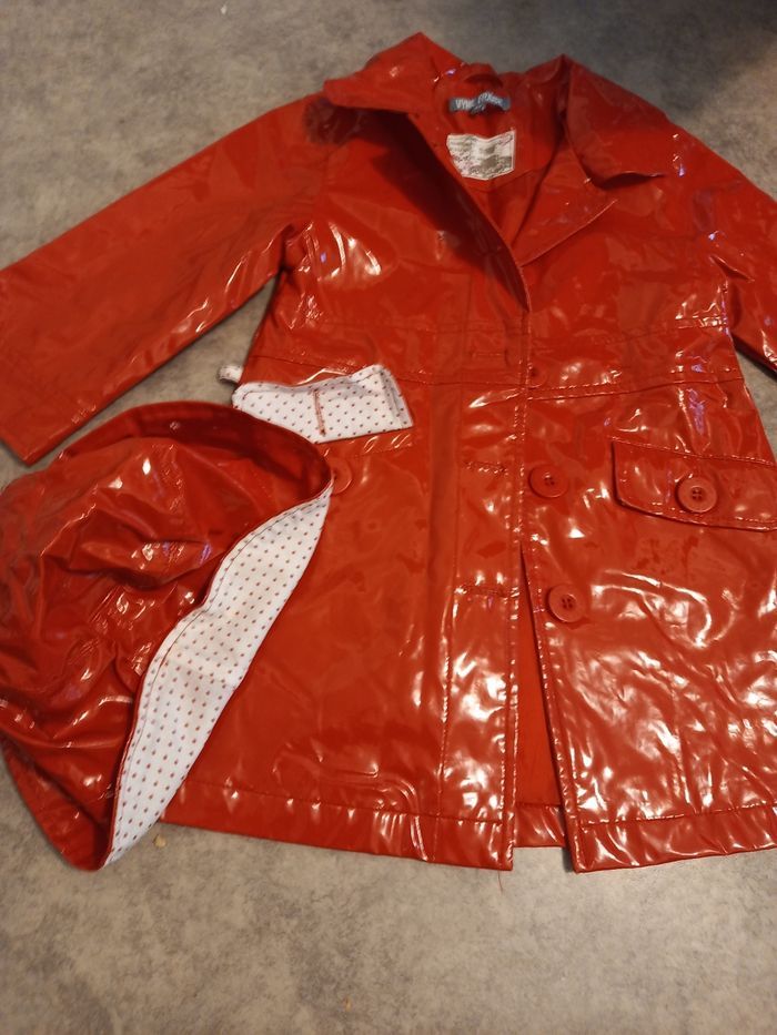 Manteau impermeable et bonnet