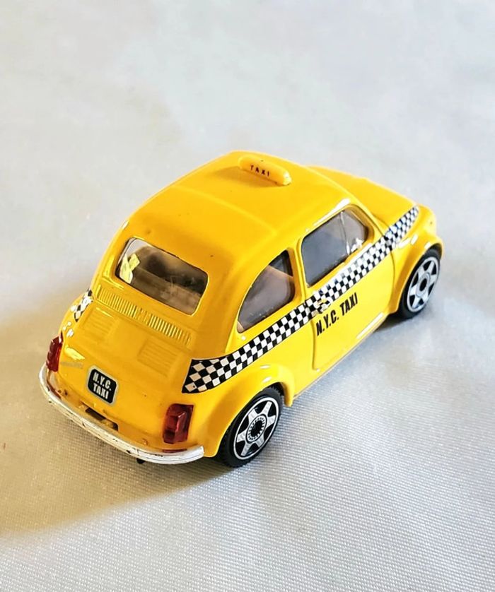 Voiture miniature Bburago Fiat 500 Taxi jaune - photo numéro 3