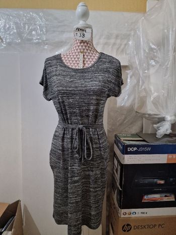 Robe 👗, grise chiné, en viscose & polyester, en très bon état, longueur 91cm, marque Liz Devy =7€