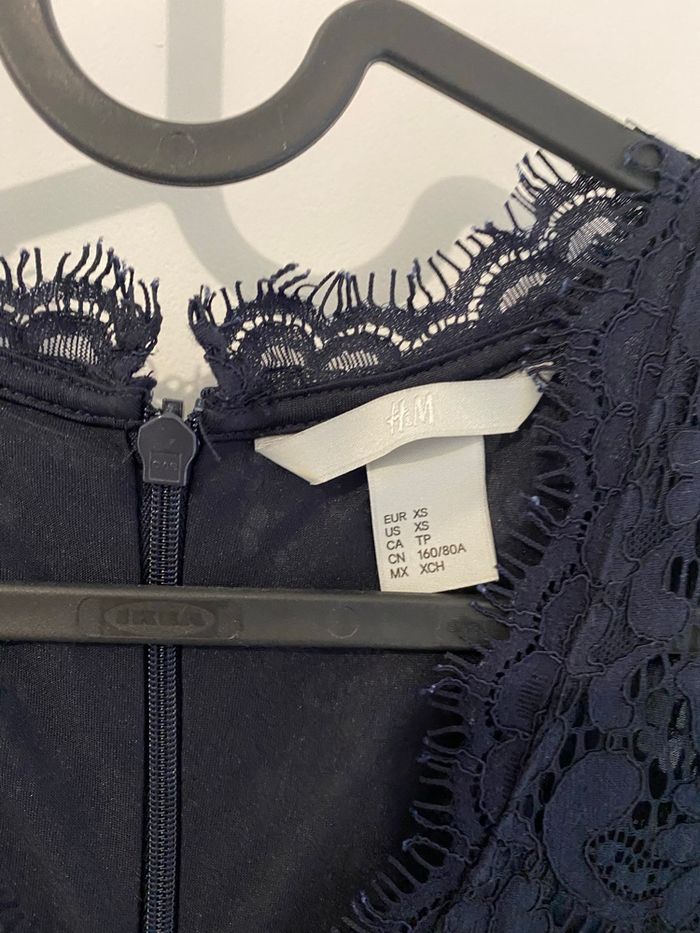 Robe élégante détail dentelle en parfait état - photo numéro 2