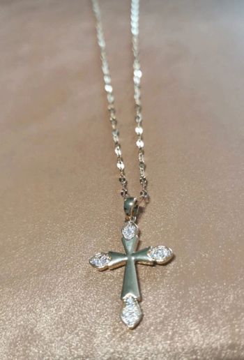 Collier et pendentif croix chrétienne dorée