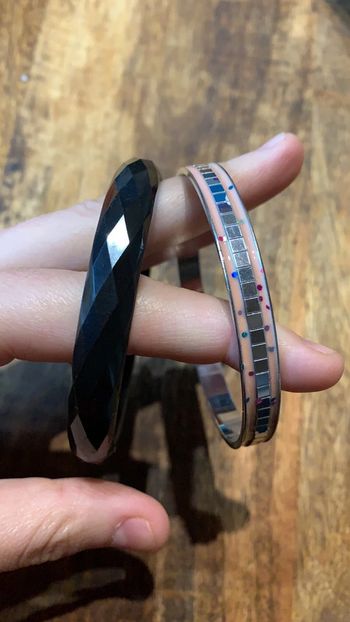 Lot bracelet rigide noir et argenté