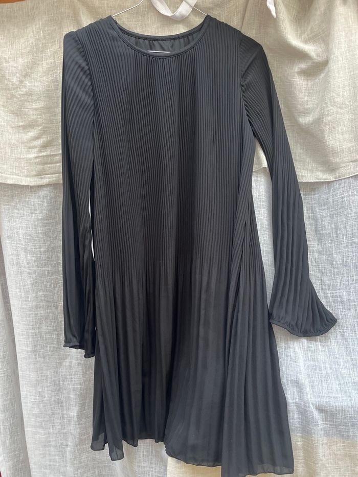 Robe noire plissée