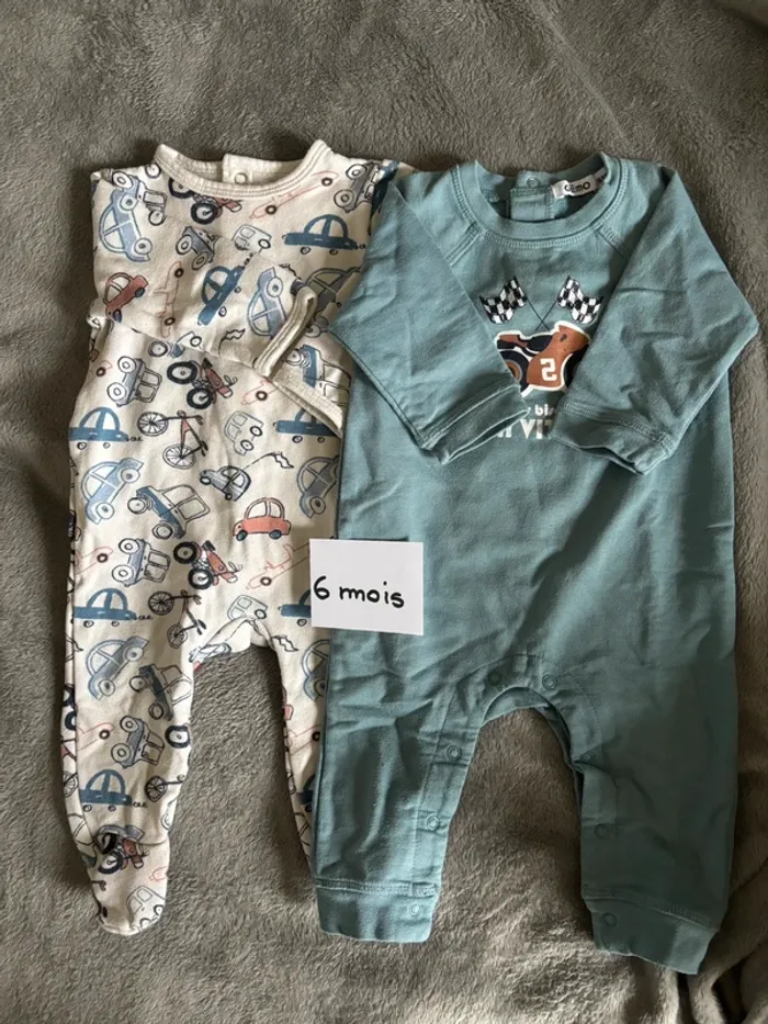 Deux pyjamas Bébé