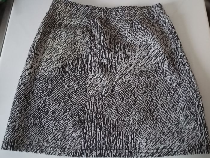 Jupe courte fille 6/8/10 ans .Noir et blanc strié . Coton polyester élasthanne . Parfait état - photo numéro 2