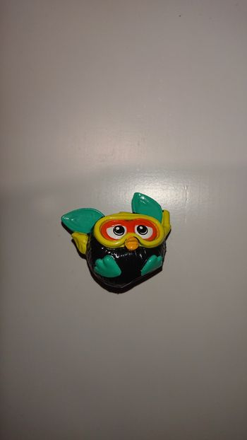 Mini figurine furby noir et masque de plongée