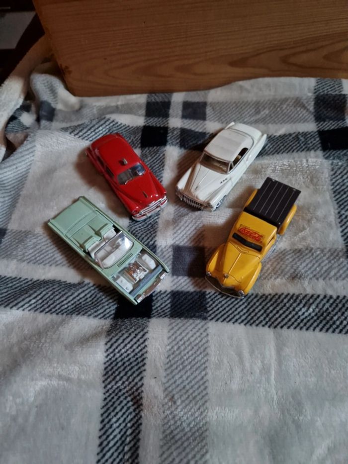 Lot de 4 voitures 1:43 en métal