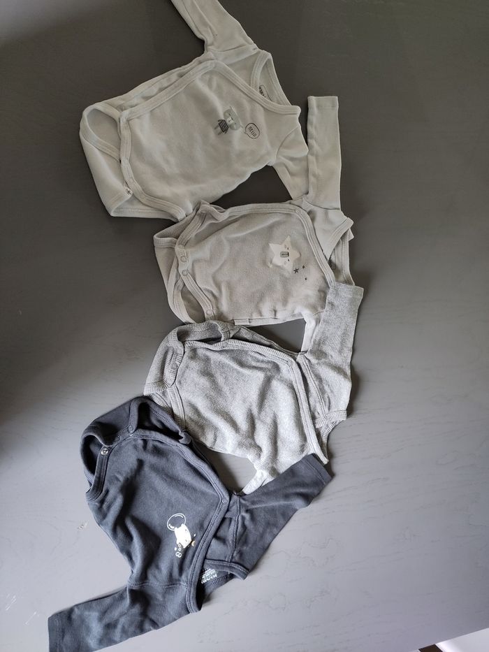 Lot bodies manches longues taille 1 mois