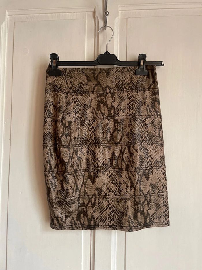 jupe femme , écailles serpent coupe droite  taille 36 TBE jus d’orange