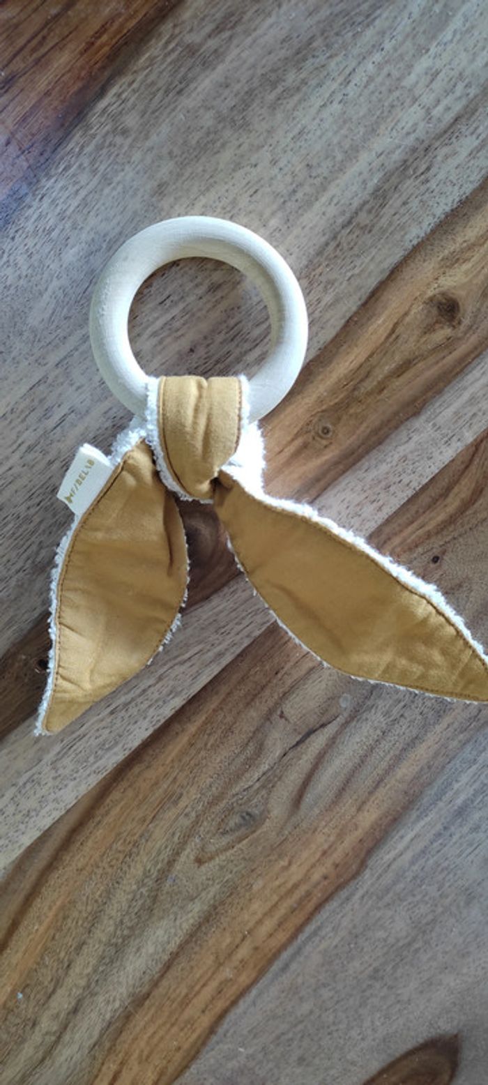 Hochet bois moutarde