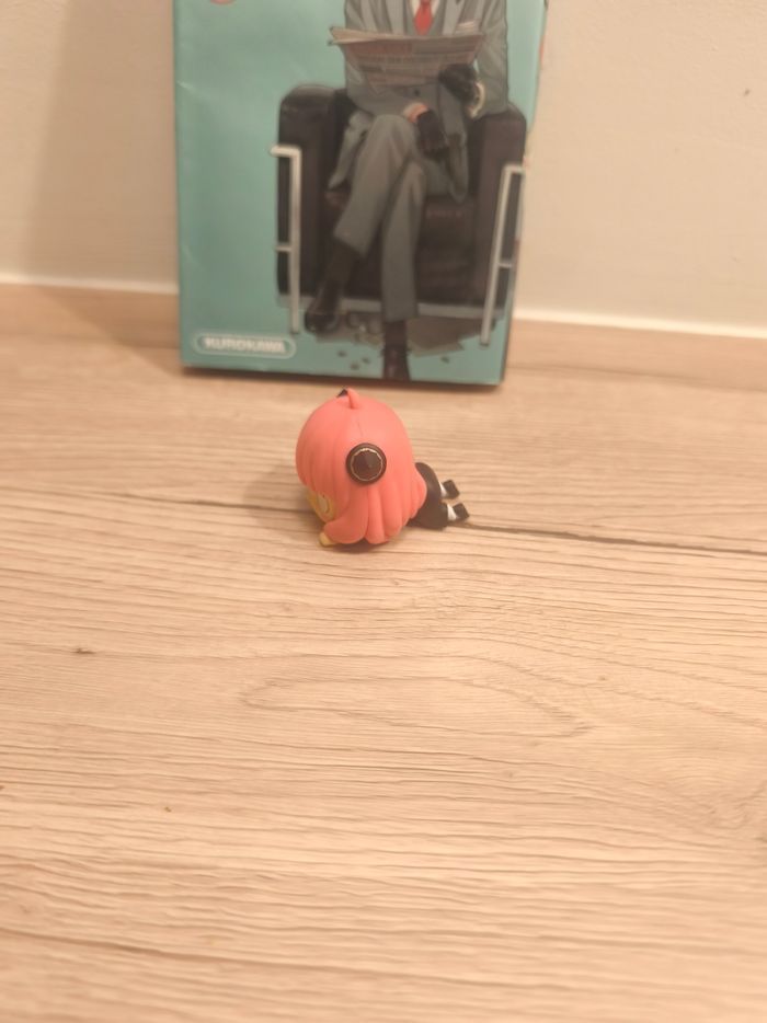 Livre spy Family numéro 1 et figurine - photo numéro 2