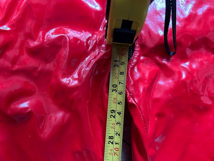 Tenue vinyle rouge : Haut court, pantalon patte d'éléphant et ceinture | Déguisement Carnaval ou Halloween 🎃 - photo numéro 10