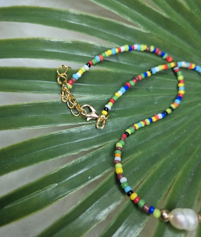 Collier ras de cou en perles rocailles multicolores et perle nacrée blanche 🦪🌈✨ #Bijoux #Collier #Perles - photo numéro 3