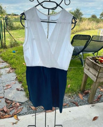 Robe blanche et marine