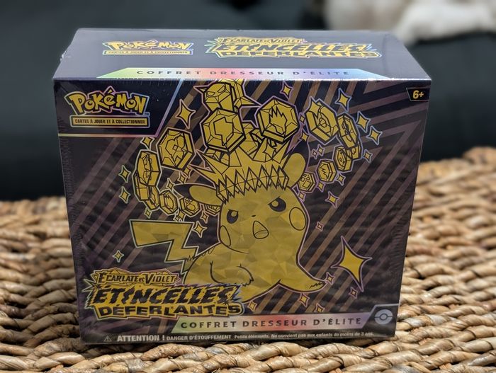 ETB Pokémon Coffret Dresseur d'élite Pikachu Étincelles Déferlantes EV08 Fr