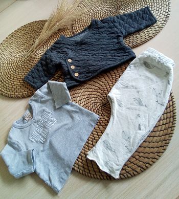 Ensemble pantalon imprimé+ gilet gris foncé + tee shirt gris Vertbaudet taille 3 mois
