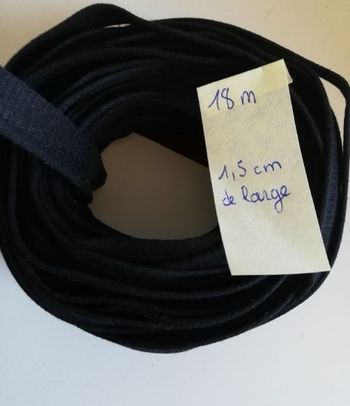 18 mètres de ruban noir