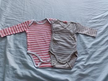 Bodies manches longues taille 6 mois