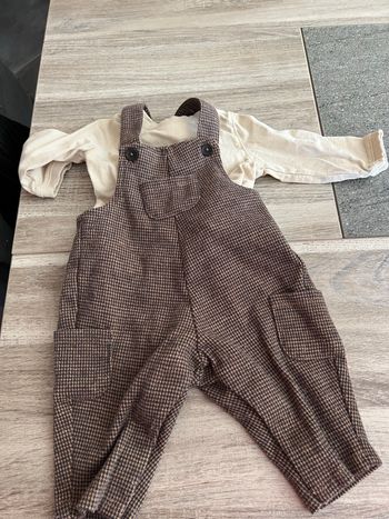 Ensemble salopette, un T-shirt