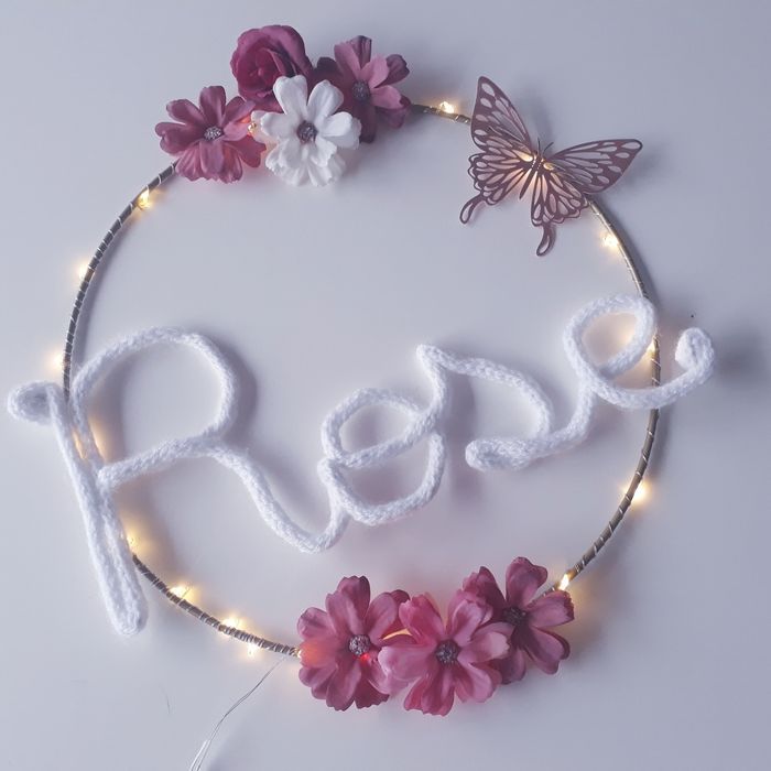 Décoration murale couronne fleur prénom personnalisé tricotin fait main guirlande lumineuse chambre bébé - photo numéro 2