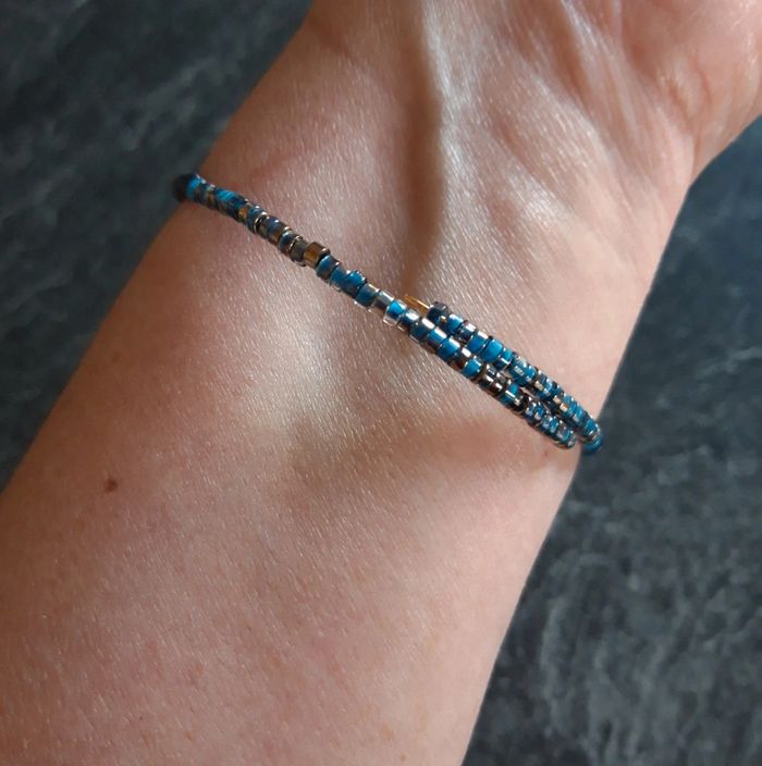 Bracelet en perles bleutées/dorées, perle à facettes bleue B43 - photo numéro 4