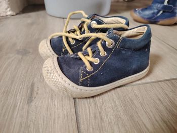 Chaussure bleue naturino type daim