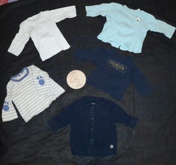 Lot 4 t-shirt + 1 chemise manches longues 1 mois