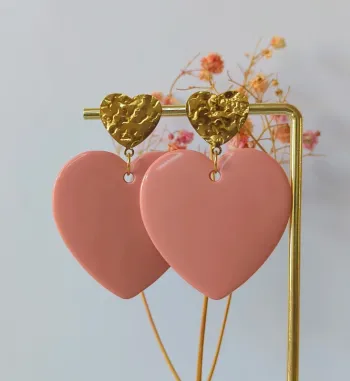 Boucles d'oreilles pendantes double coeur rose saumon doré