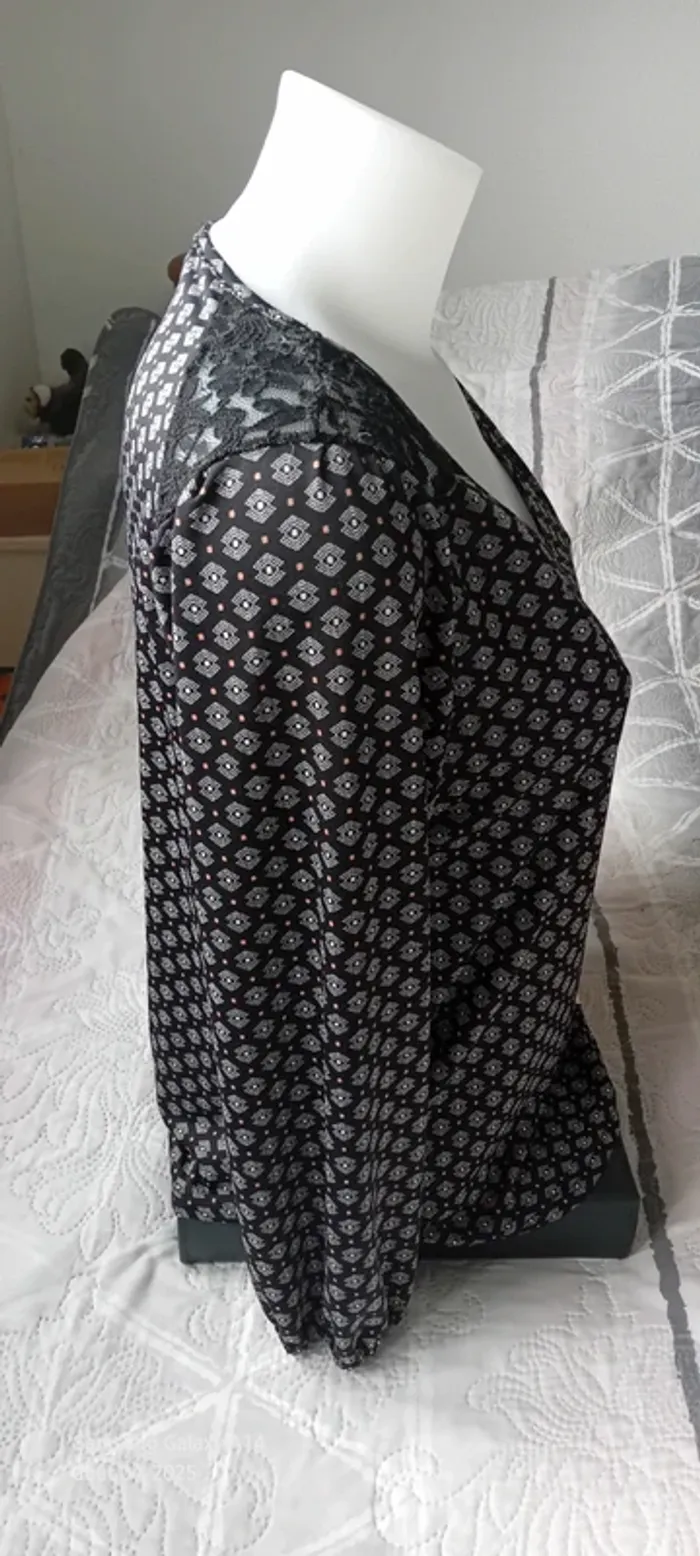 Blouse fluide col en V avec dentelle évasé imprimé géométrique et points noir femme 38 cache cache - photo numéro 5