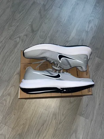 Chaussure Nike grise 38,5