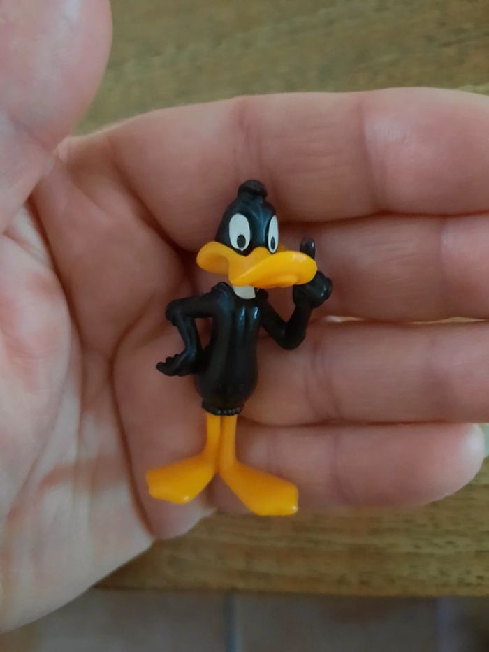 Kinder daffy doigt en l air