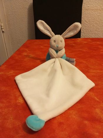 Lapin Poupi tenant un mouchoir blanc Baby nat'