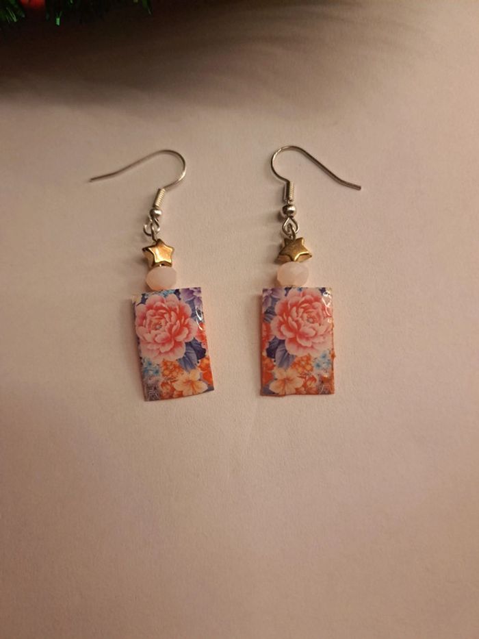 Boucles d'oreilles pendante florale en résine - photo numéro 3