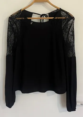 Blouse noire avec dentelle - taille 34