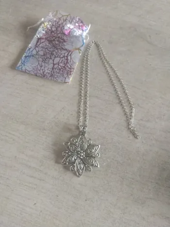 Collier sautoir fleurs argenté